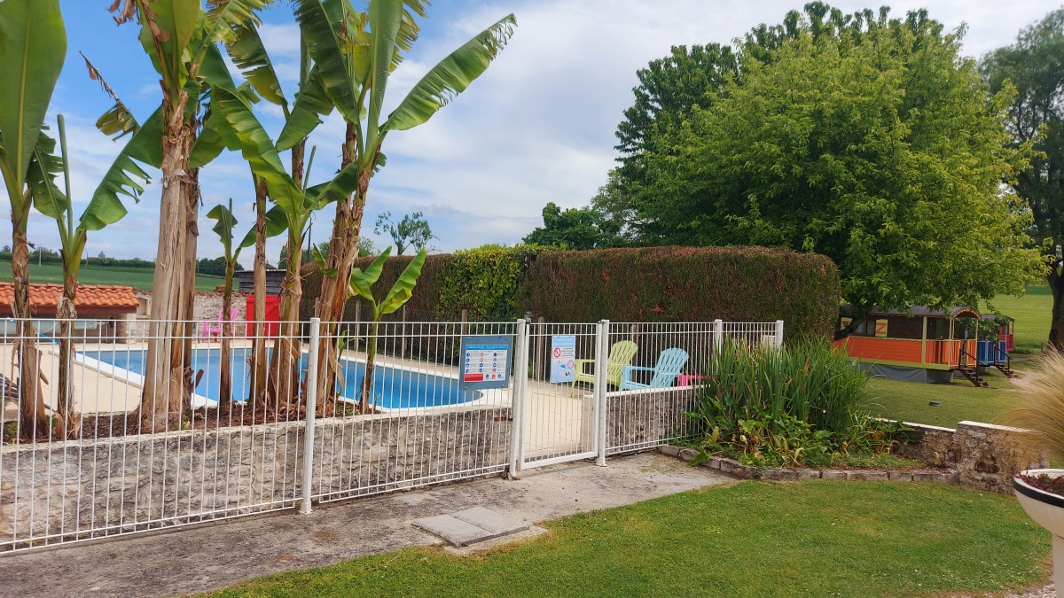 entrée piscine sécurisé aux roses de jonzac