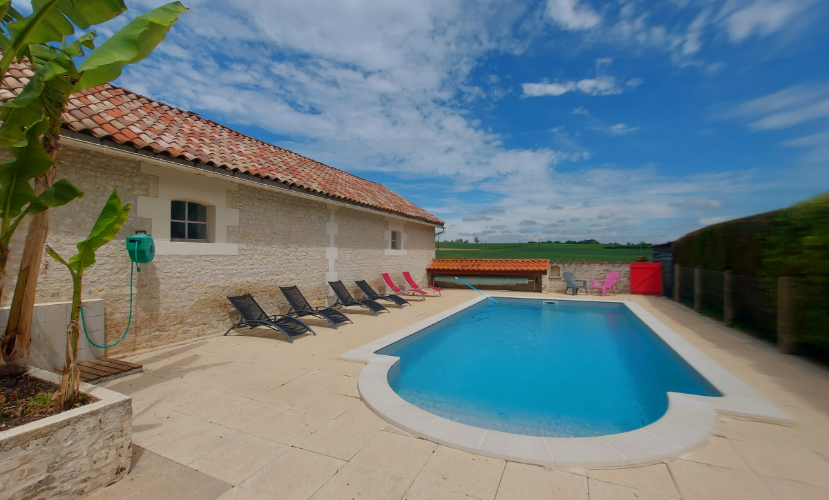 piscine et transats aux roses de jonzac